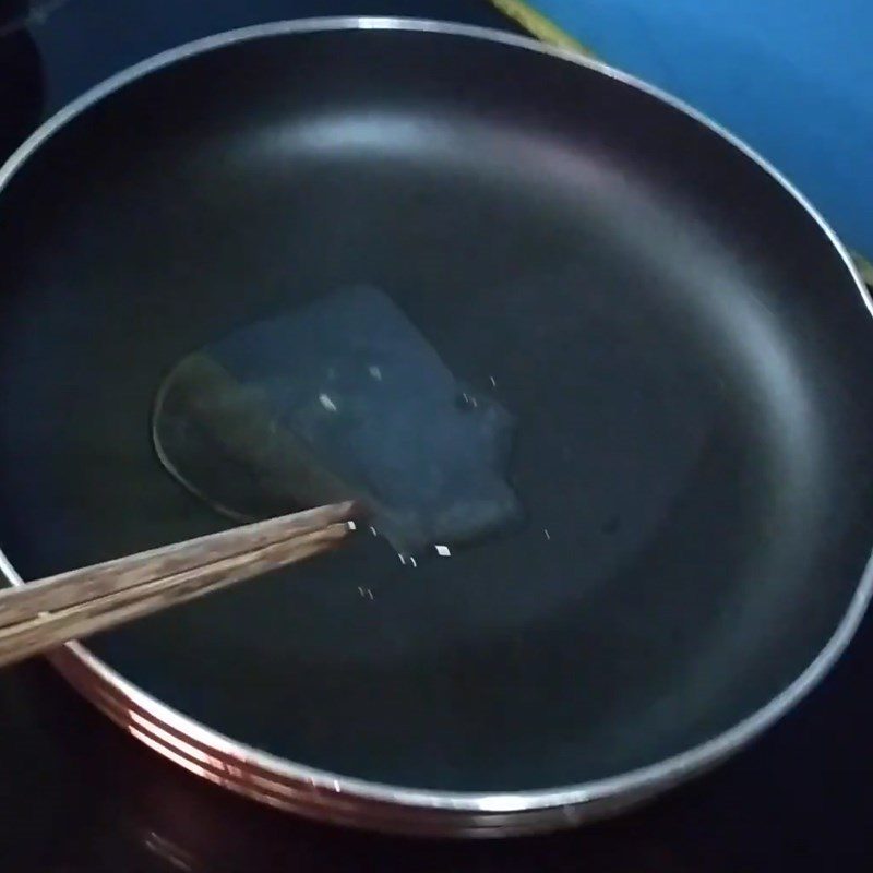 Step 2 Stir-fry the meat for Eggplant Soup cooked with Fermented Rice