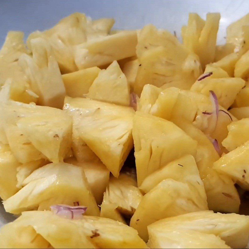 Step 3 Stir-fry pineapple Japanese mackerel stewed with pineapple