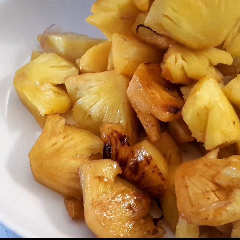 Step 3 Stir-fry pineapple Japanese mackerel stewed with pineapple