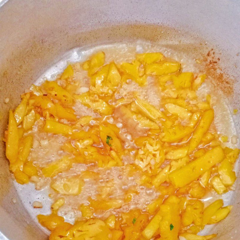 Step 2 Sauté the pineapple Sour fish soup (recipe shared by users)