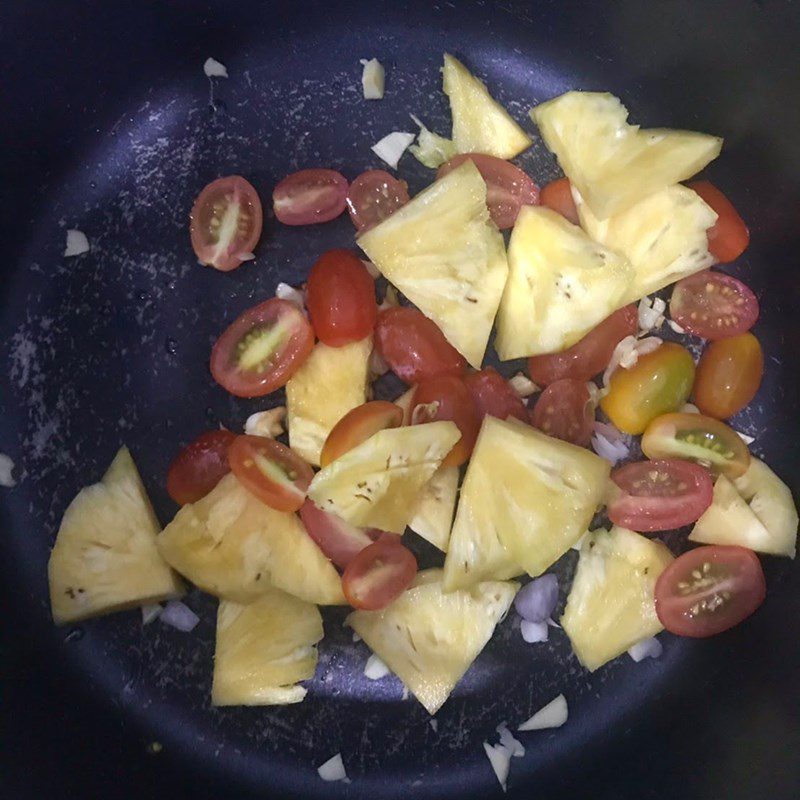 Step 2 Sauté tomatoes and fish for sour fish soup