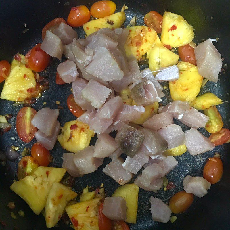 Step 2 Sauté tomatoes and fish for sour fish soup