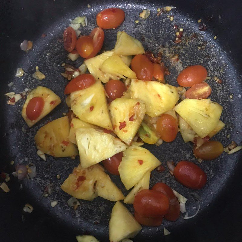 Step 2 Sauté tomatoes and fish for sour fish soup