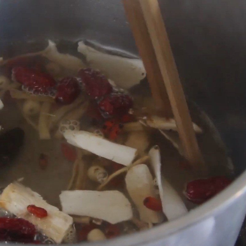 Step 3 Stir-fry medicinal herbs Goat meat stewed with medicinal herbs