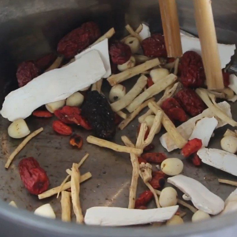 Step 3 Stir-fry the medicinal herbs Goat meat stewed with medicinal herbs