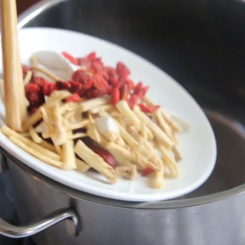 Step 3 Stir-fry the medicinal herbs Goat meat stewed with medicinal herbs