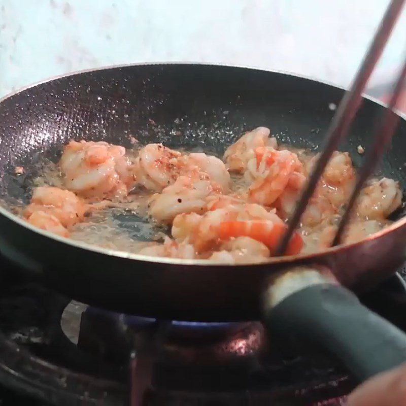 Step 3 Stir-fry shrimp for fresh crab claw salad