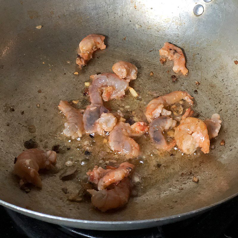 Step 2 Stir-fried shrimp with water spinach