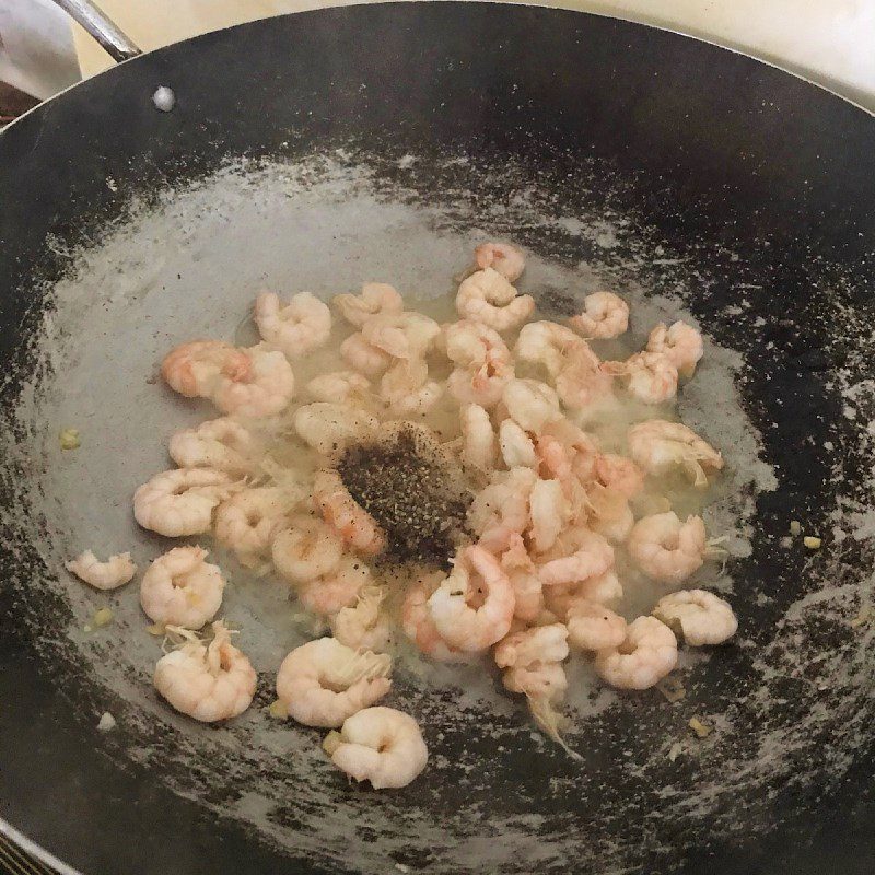 Step 2 Stir-fry shrimp Stir-fried long beans with shrimp