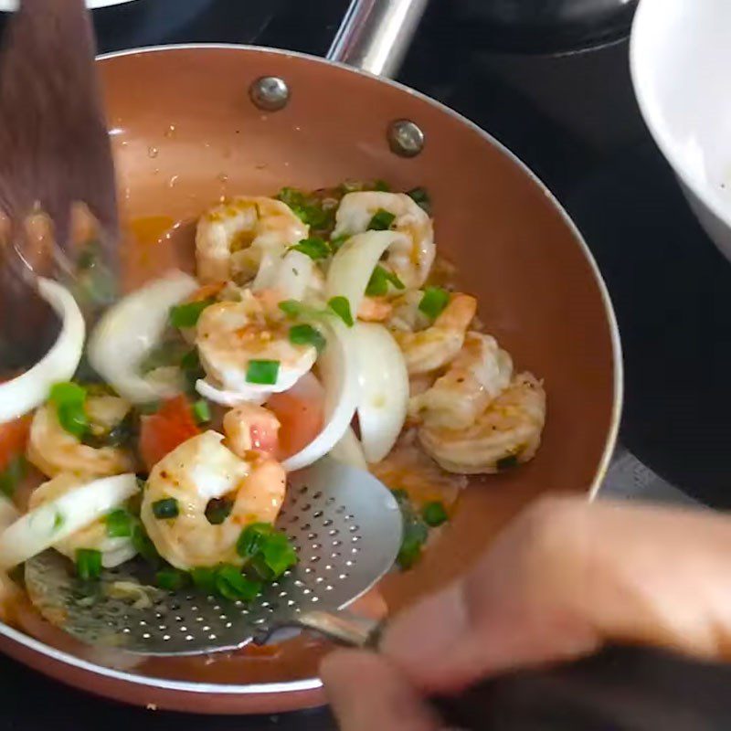 Step 3 Stir-frying shrimp Stir-fried fresh shrimp with green beans