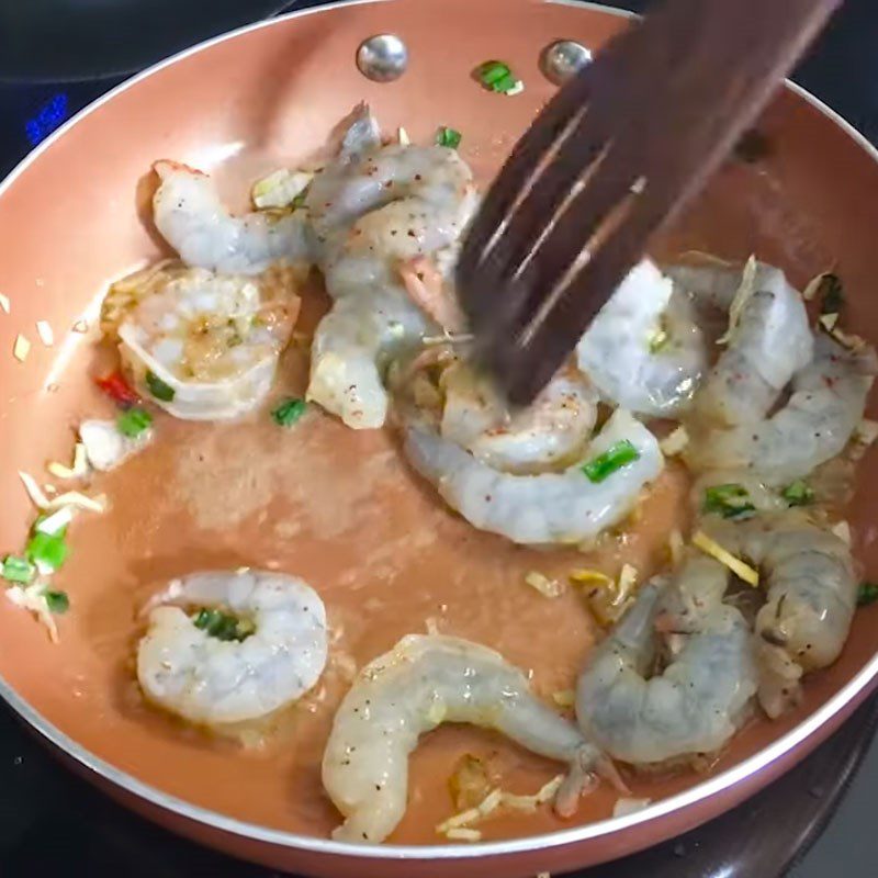 Step 3 Stir-frying shrimp Stir-fried fresh shrimp with green beans