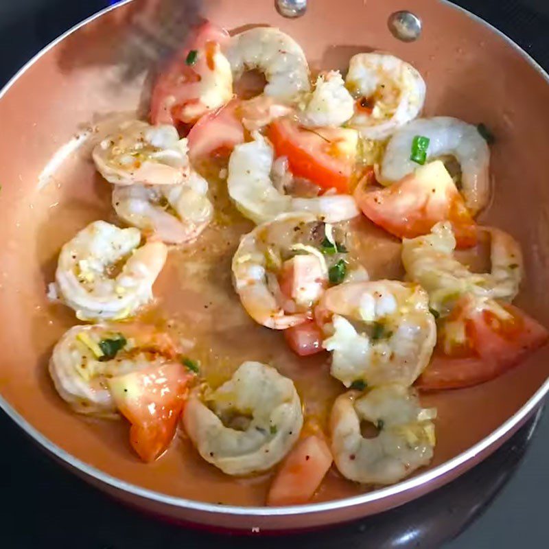 Step 3 Stir-frying shrimp Stir-fried fresh shrimp with green beans