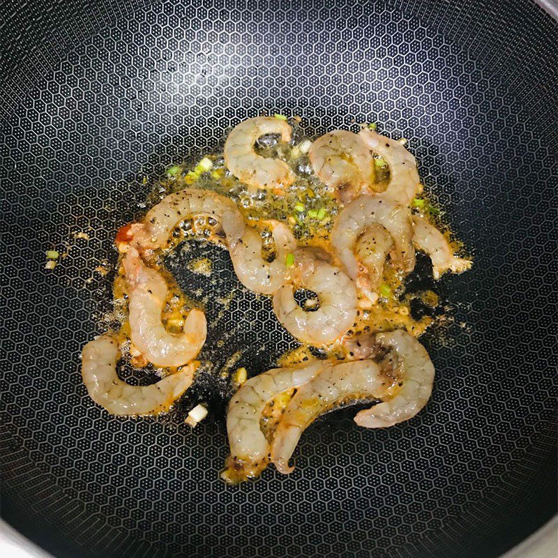 Step 3 Stir-fry the shrimp for stir-fried noodle