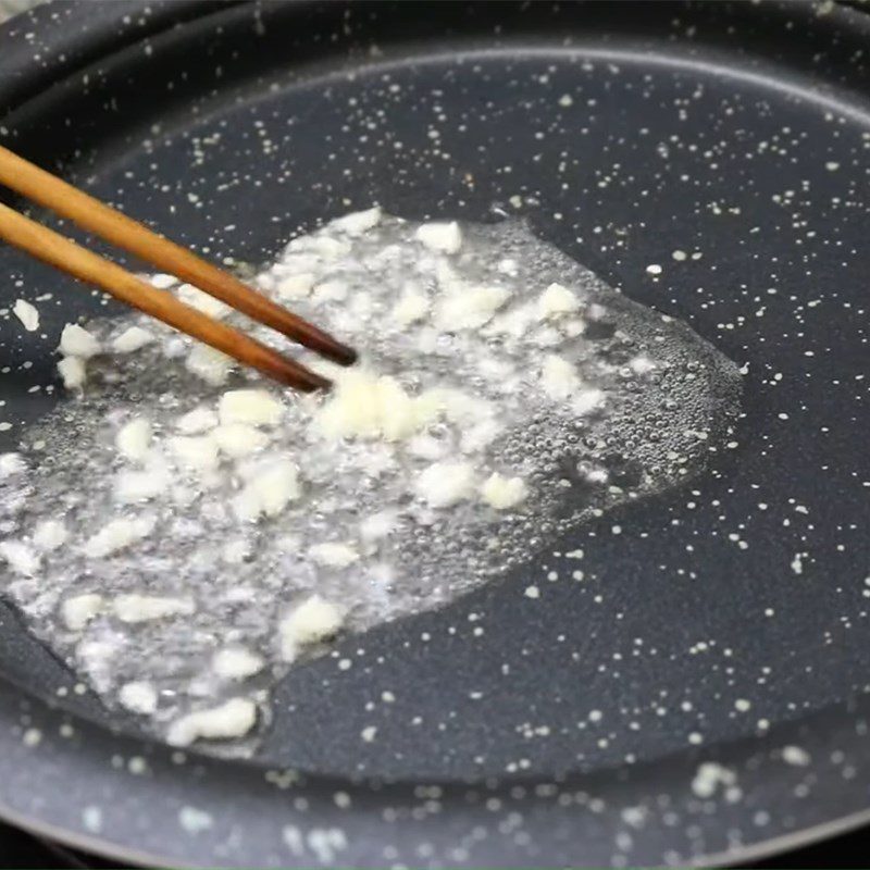 Step 2 Sauté the dried shrimp for Dried Shrimp Melon Soup