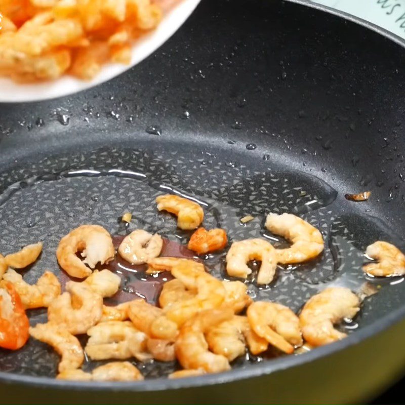 Step 4 Stir-fry dried shrimp Dried shrimp mango salad