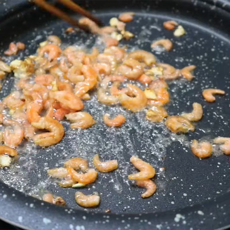 Step 2 Sauté the dried shrimp for Dried Shrimp Melon Soup