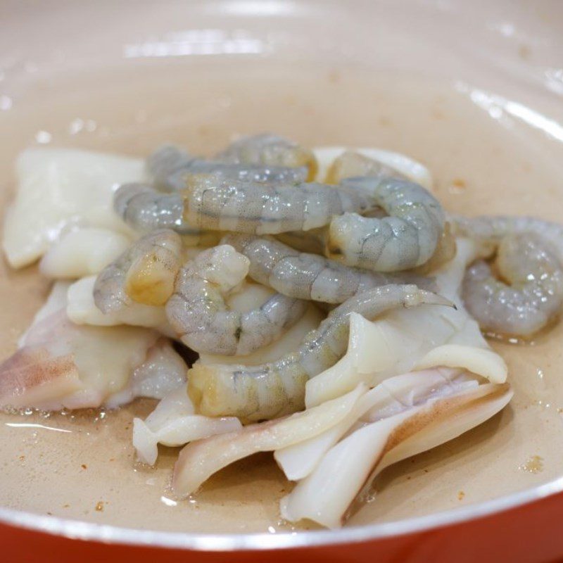 Step 6 Stir-fried shrimp, squid, minced meat, and make garlic oil Dry seafood noodle