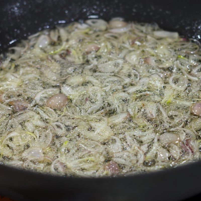 Step 6 Stir-fried shrimp, squid, minced meat, and make garlic oil Dry seafood noodle