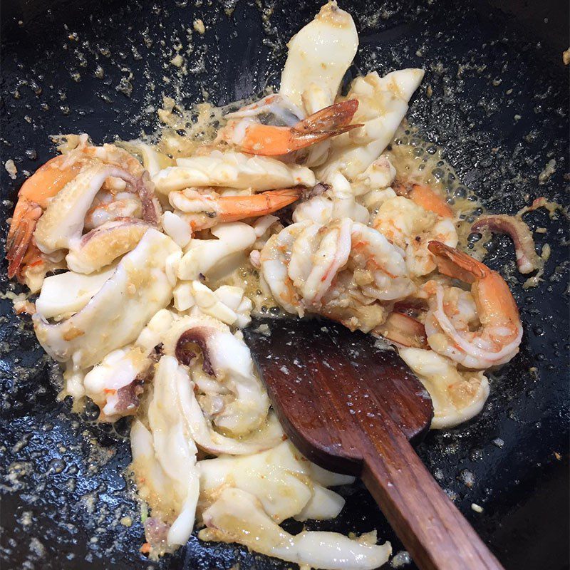 Step 3 Stir-fry shrimp, squid, and pork skin Crispy mixed noodles