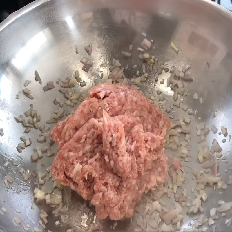 Step 3 Sauté shrimp and meat Dumplings