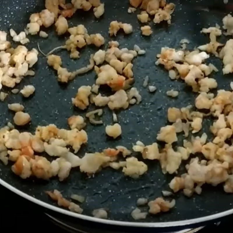 Step 3 Sauté the shrimp and ingredients Steamed egg with shrimp