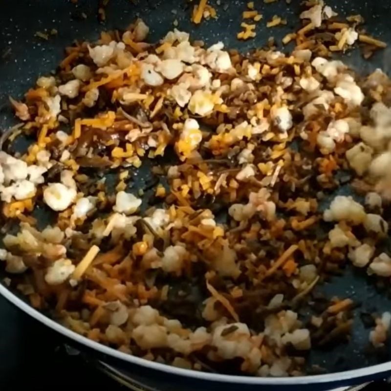 Step 3 Stir-fry shrimp and ingredients Steamed shrimp egg