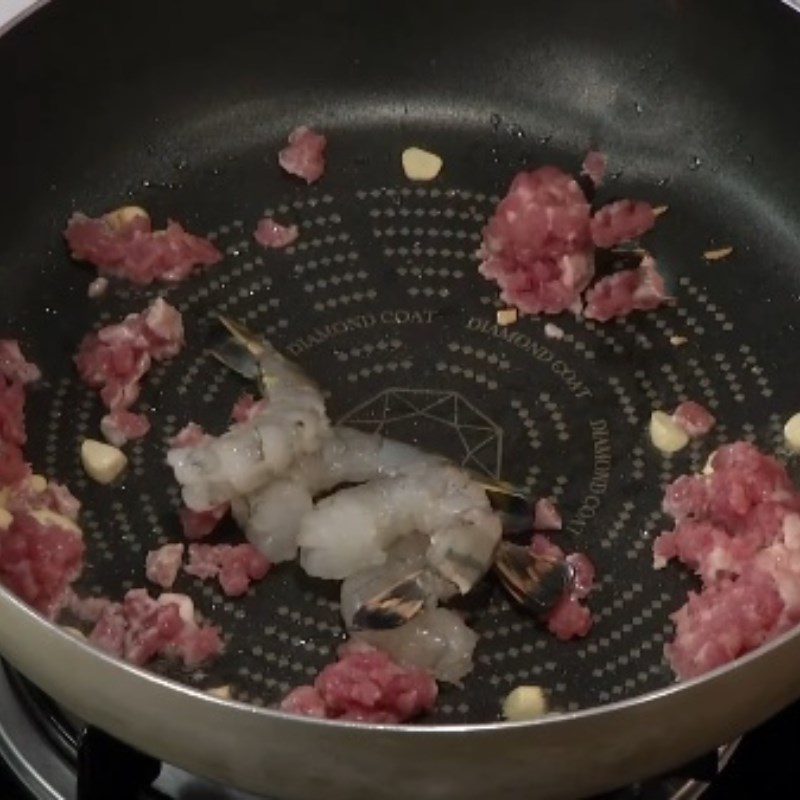 Step 5 Sauté shrimp and meat with Thai-style vermicelli