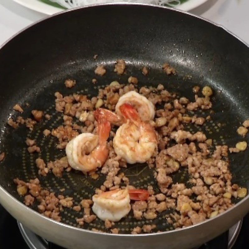 Step 5 Sauté shrimp and meat with Thai-style vermicelli