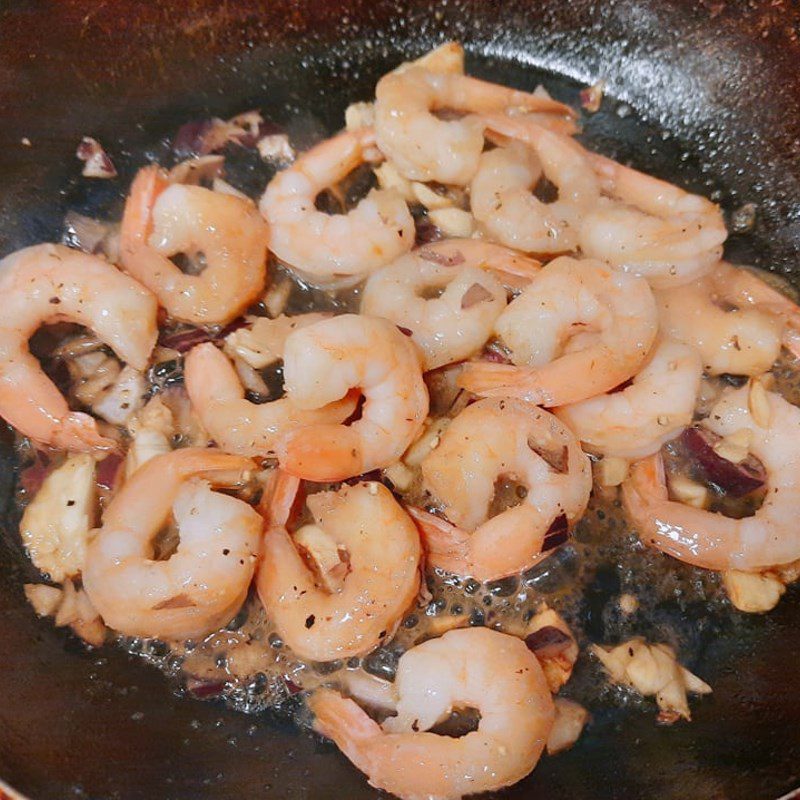 Step 3 Sauté shrimp with bell peppers and mushrooms Shrimp sautéed with bell peppers