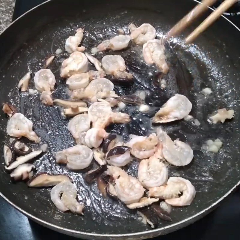 Step 4 Stir-frying shrimp with mixed vegetables Stir-fried shrimp with mixed vegetables