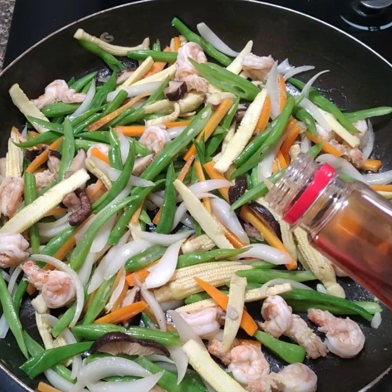 Step 4 Stir-frying shrimp with mixed vegetables Stir-fried shrimp with mixed vegetables