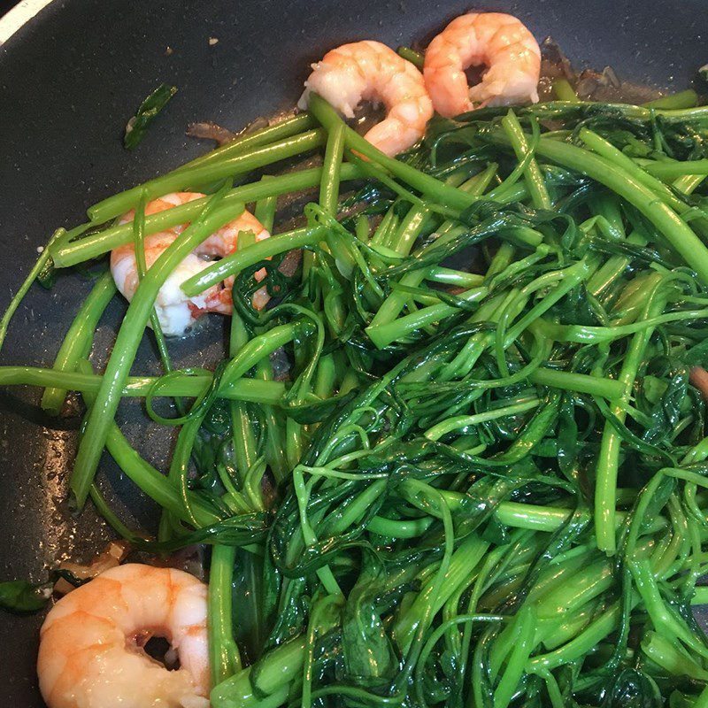 Step 2 Stir-fry the shrimp with water spinach Stir-fried Water Spinach with Fresh Shrimp