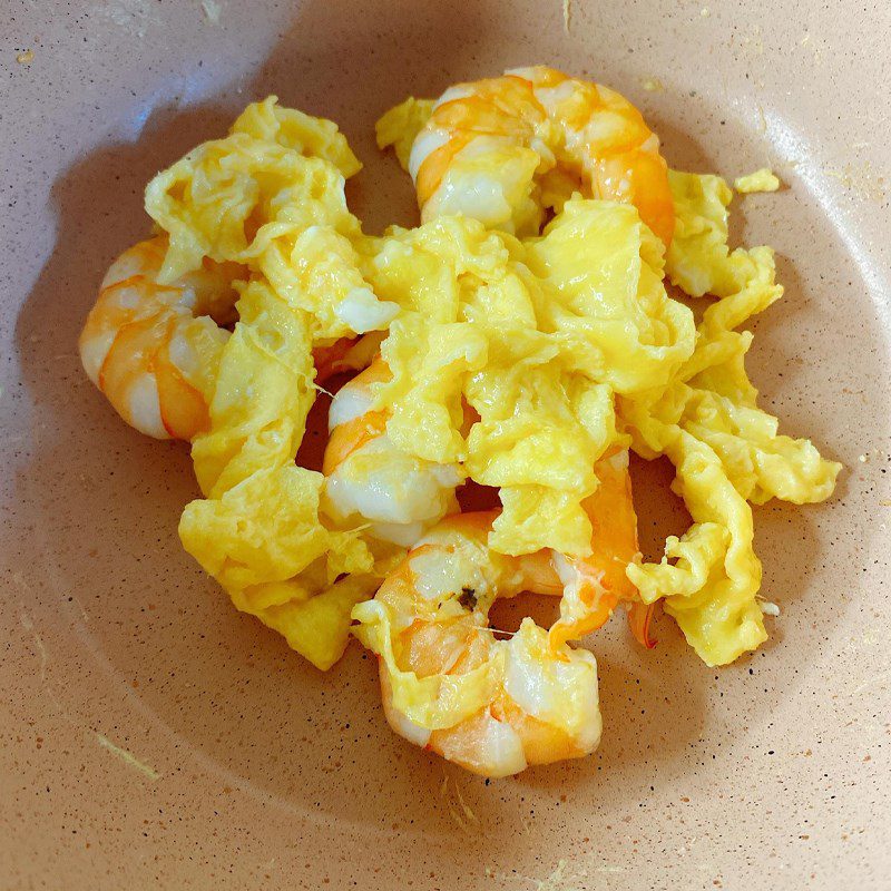 Step 2 Stir-fry shrimp with eggs Stir-fried shrimp with eggs