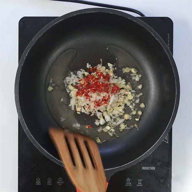 Step 3 Stir-fried quail eggs with lemongrass and chili Fried quail eggs with lemongrass and chili