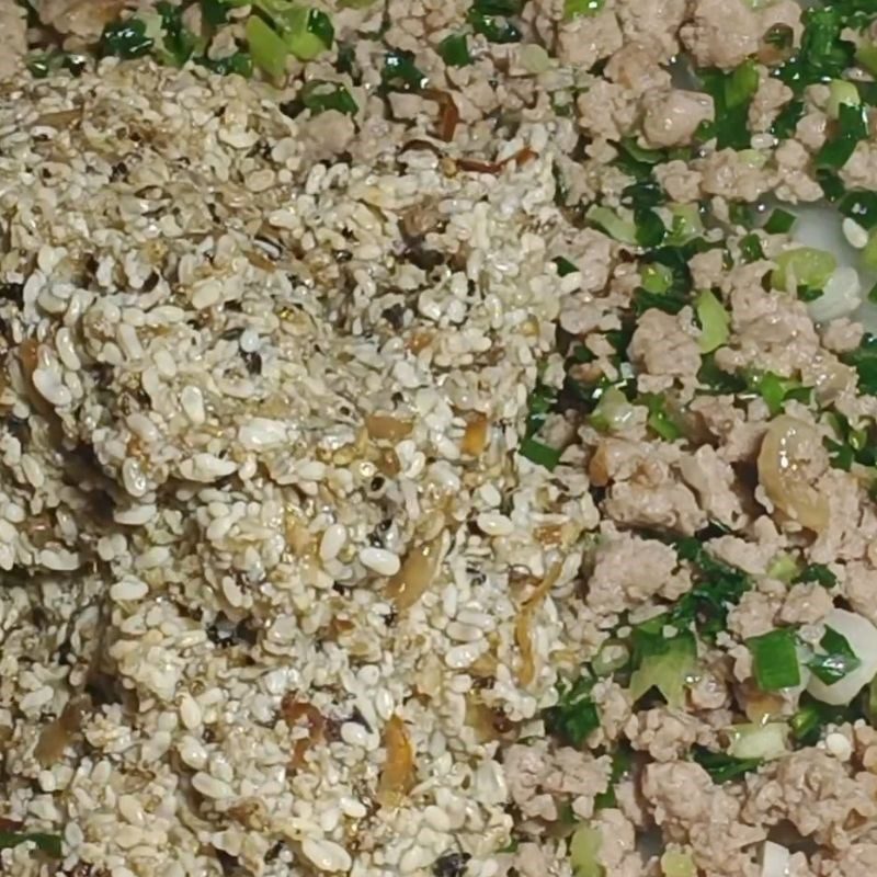 Step 4 Stir-fry ant eggs Ant egg cake