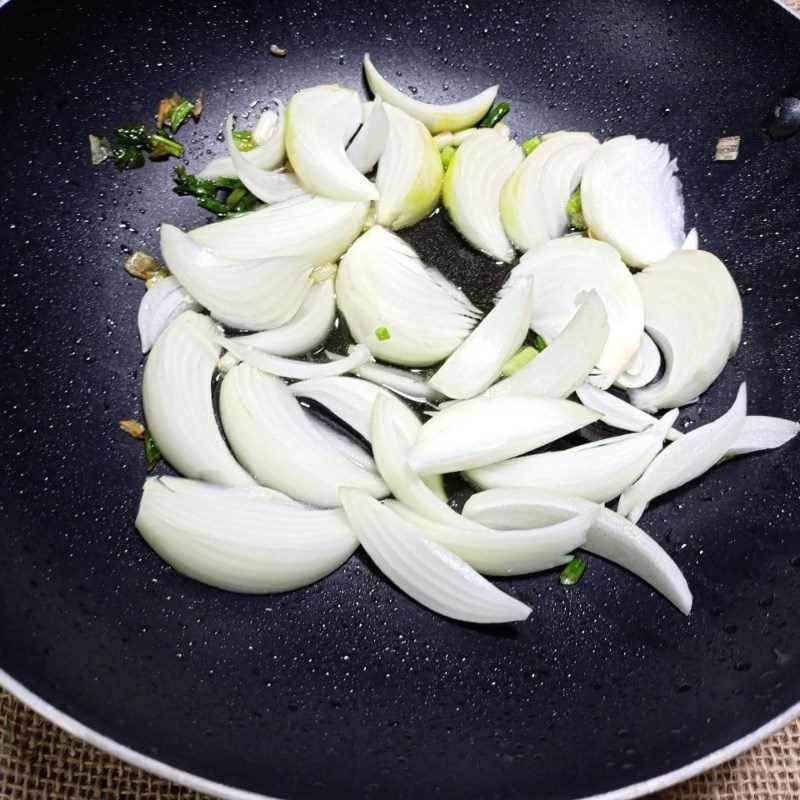 Step 4 Stir-fried soft eggs with onions Soft eggs stir-fried with onions