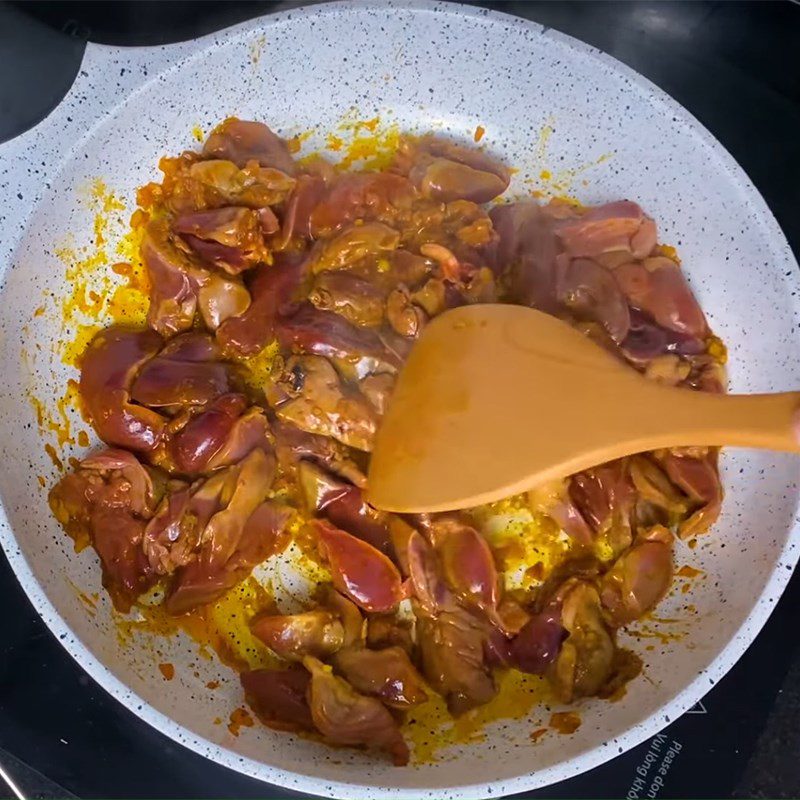 Step 4 Stir-fried eggs and chicken innards Sticky‌ ‌chicken‌ ‌roti‌ ‌soft-boiled‌ ‌eggs