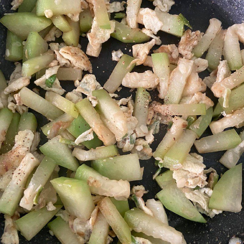 Step 4 Stir-fried eggs with gourd Stir-fried gourd with eggs