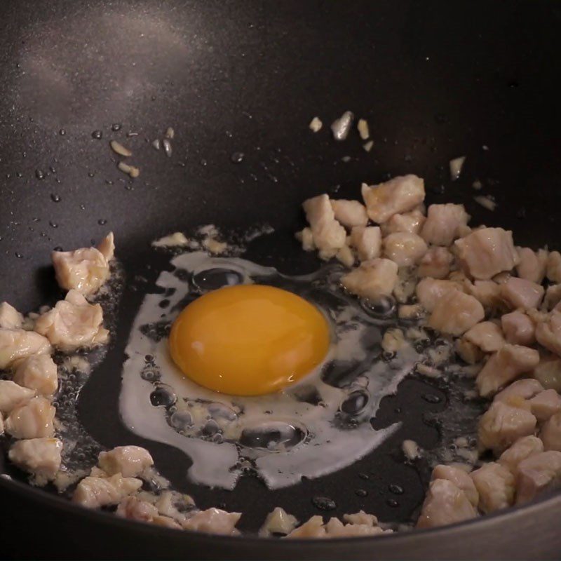 Step 3 Stir-fried chicken breast and eggs Green chili salt fried rice