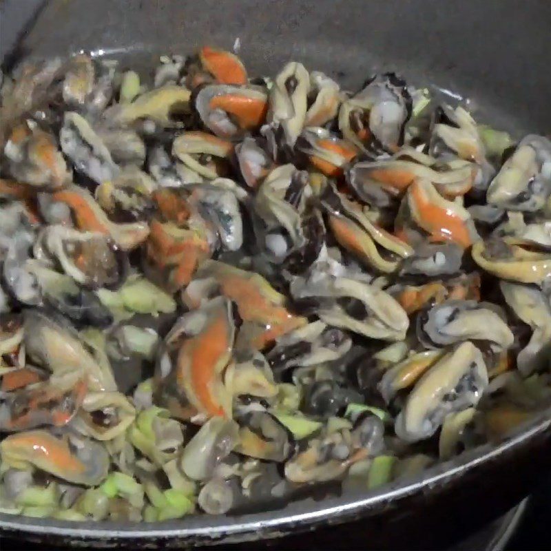 Step 3 Stir-fry mussels Stir-fried mussels with lemongrass and chili