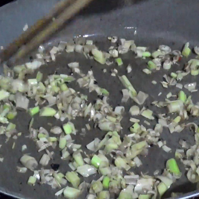 Step 3 Stir-fry mussels Stir-fried mussels with lemongrass and chili