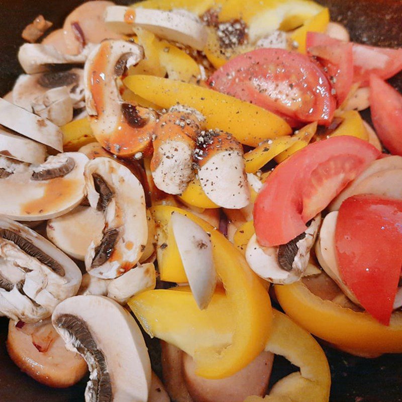 Step 2 Stir-fried sausages with ingredients Stir-fried sausages with mushrooms, bell peppers