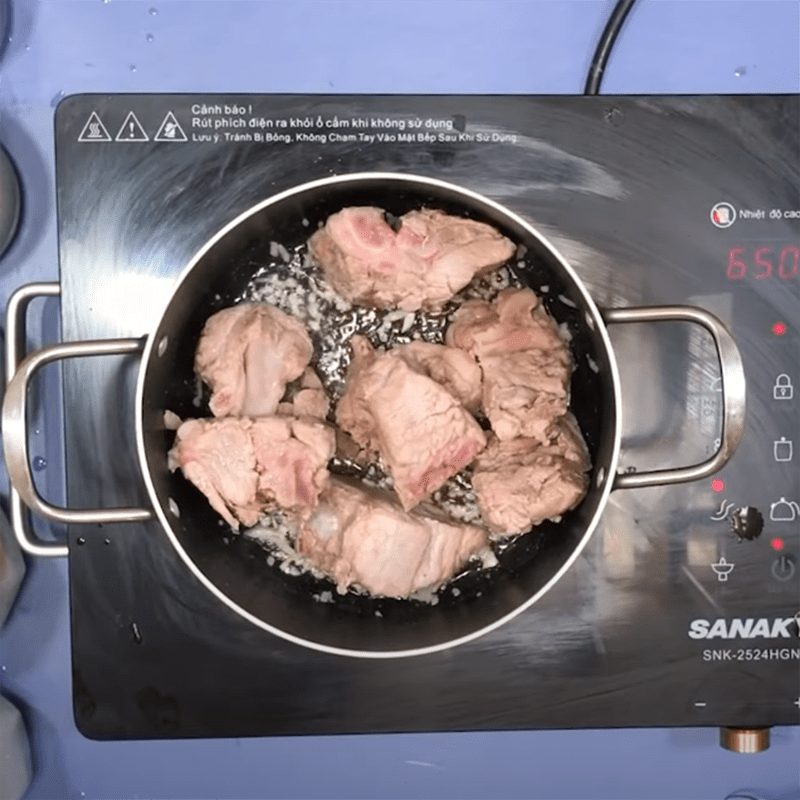 Step 3 Sauté the bones for bone sake soup