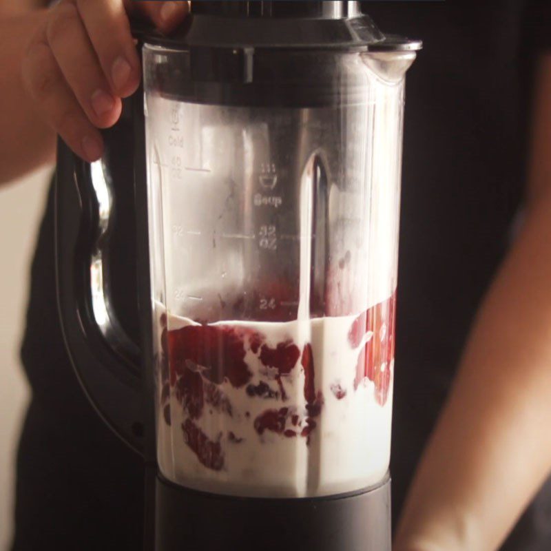 Step 4 Blending the ingredients Mulberry cream without whipping cream