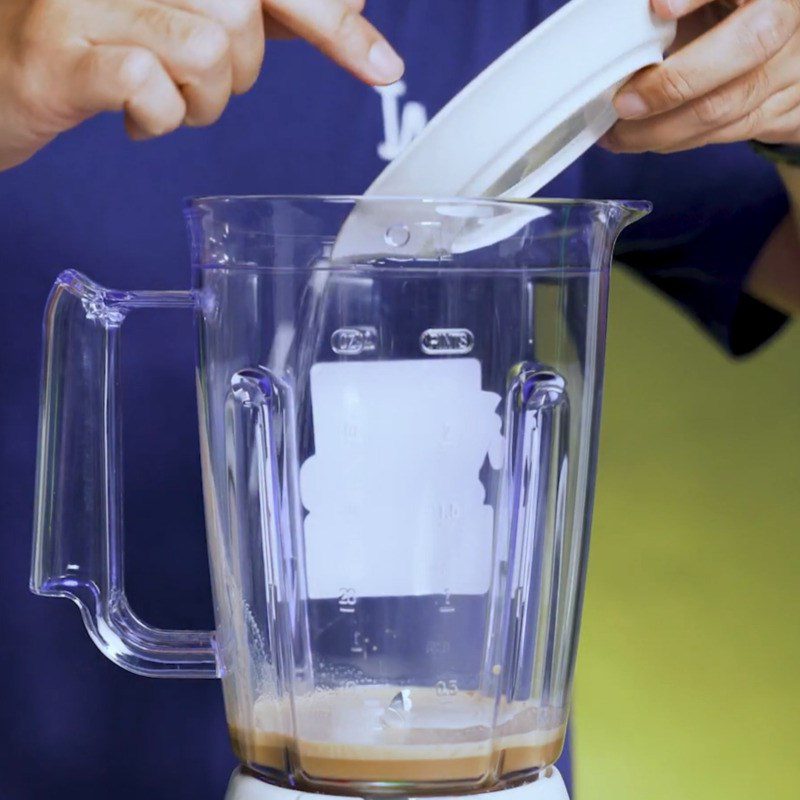 Step 2 Grinding Coffee with Ice and Sugar Coconut Coffee