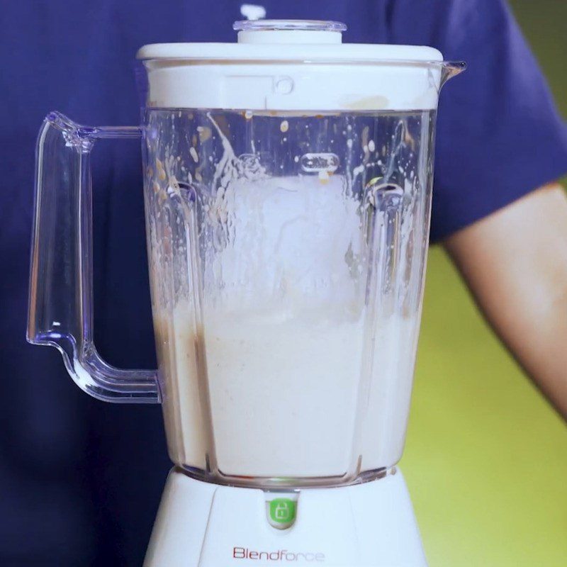 Step 2 Grinding Coffee with Ice and Sugar Coconut Coffee