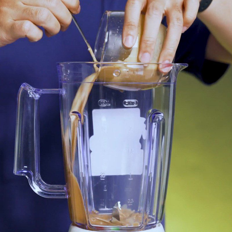 Step 2 Grinding Coffee with Ice and Sugar Coconut Coffee