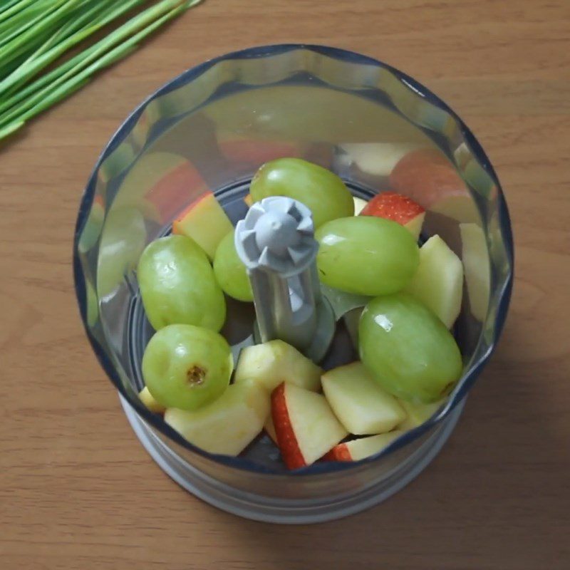 Step 2 Blend wheatgrass with fruits Wheatgrass juice