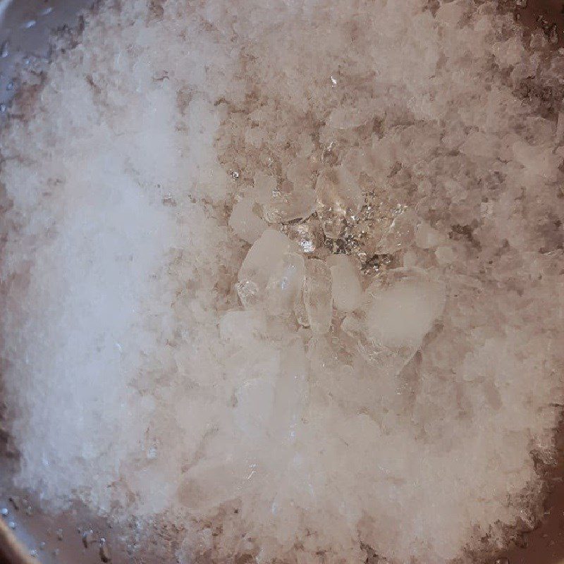 Step 1 Shaving ice for cocoa coconut milk smoothie