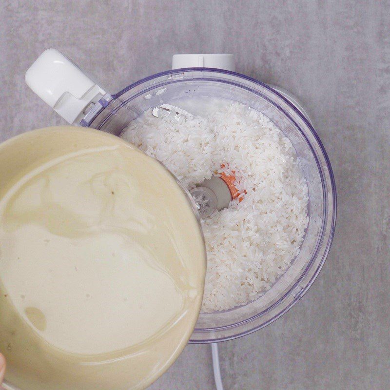 Step 2 Grinding rice for shrimp and pork rice cakes